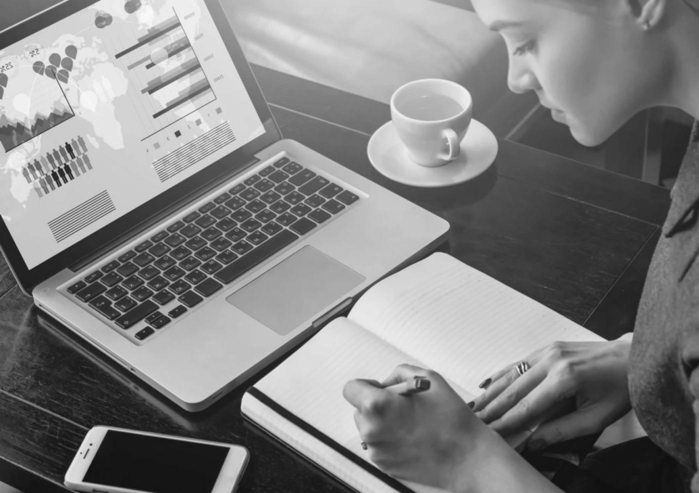 Uczestniczka warsztatu pracująca nad innowacyjnym projektem biznesowym